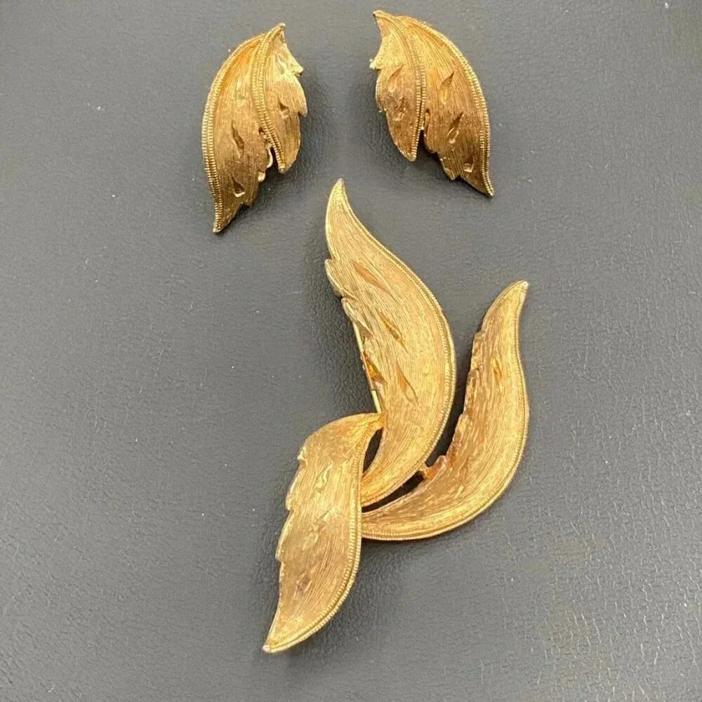 Vintage 60s JJ Textured Gold Tone Gilt Leaf Set Brooch and Clip On Earrings